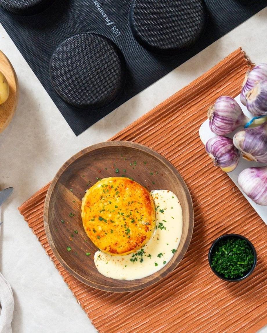 Mise en scène culinaire vue du dessus, ail rose et ciboulette